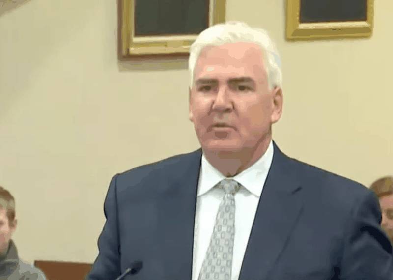 Defense attorney John Carroll questioning fingerprint expert Douglas Gudakunst